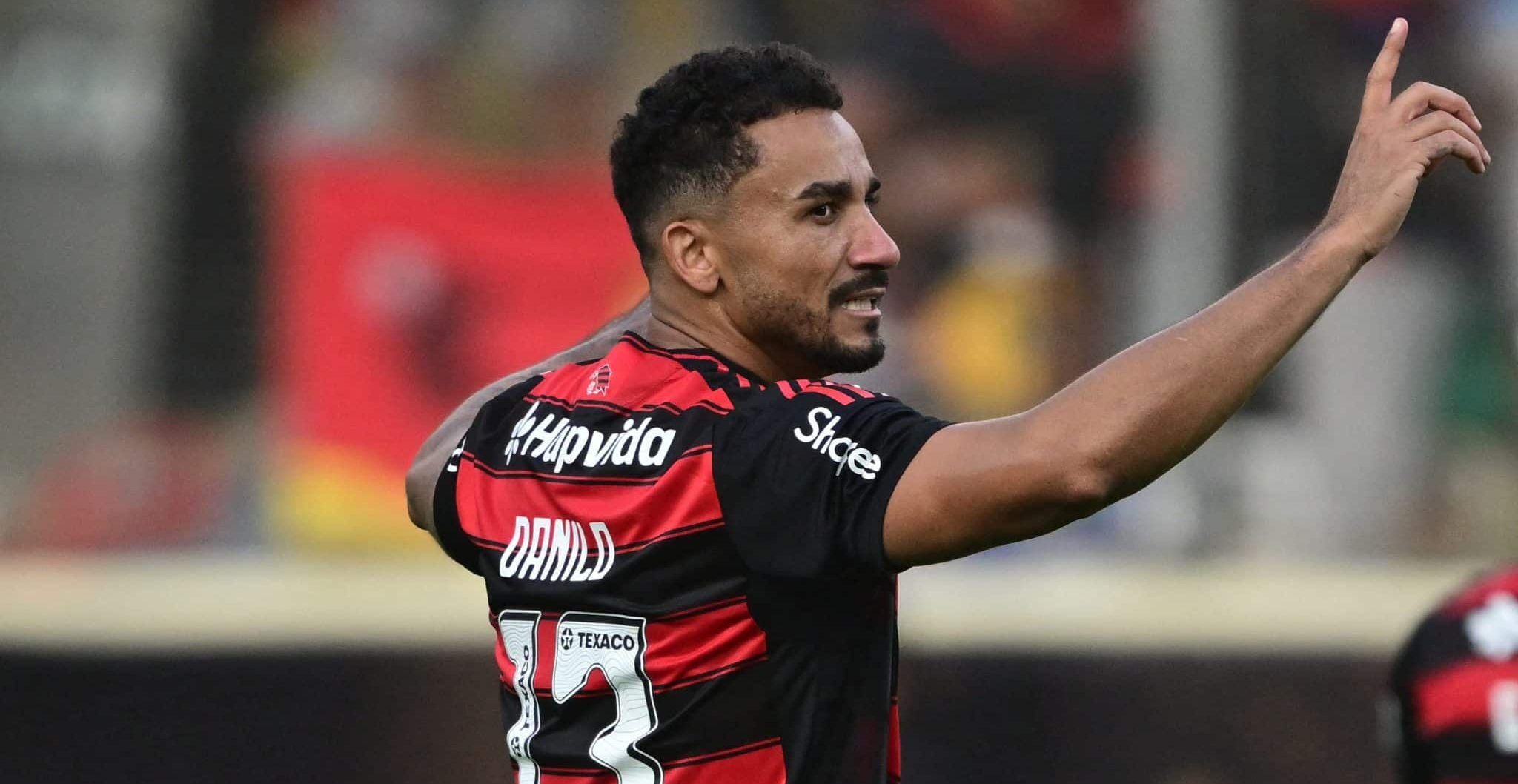 Taça da Libertadores é consertada; torcida canta para Danilo e Flamengo mira o Brasileirão