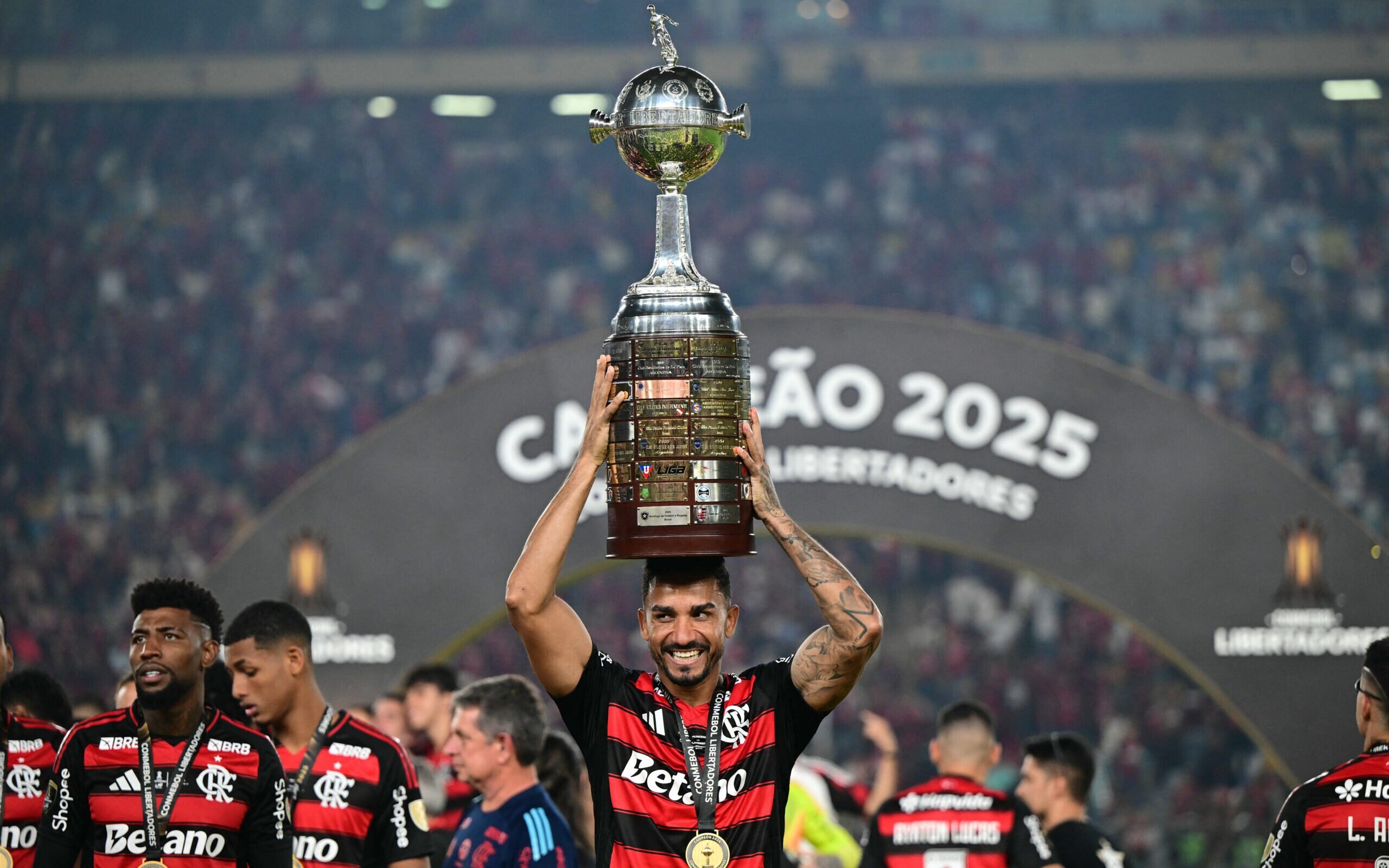 Taça do Brasileirão vai ao Maracanã; Flamengo pode erguer o eneacampeonato contra o Ceará