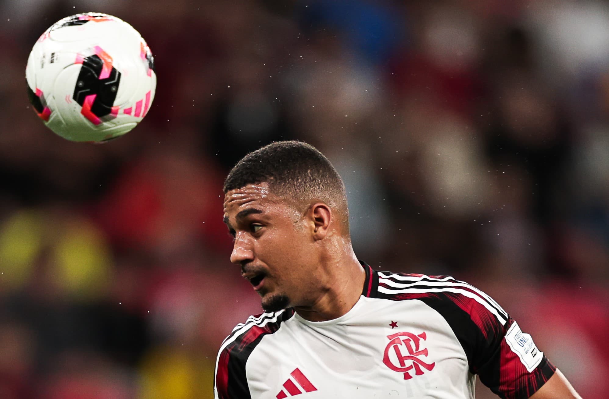 Torcedora mirim do Flamengo viraliza ao recusar presentes rivais e receber o Manto Sagrado