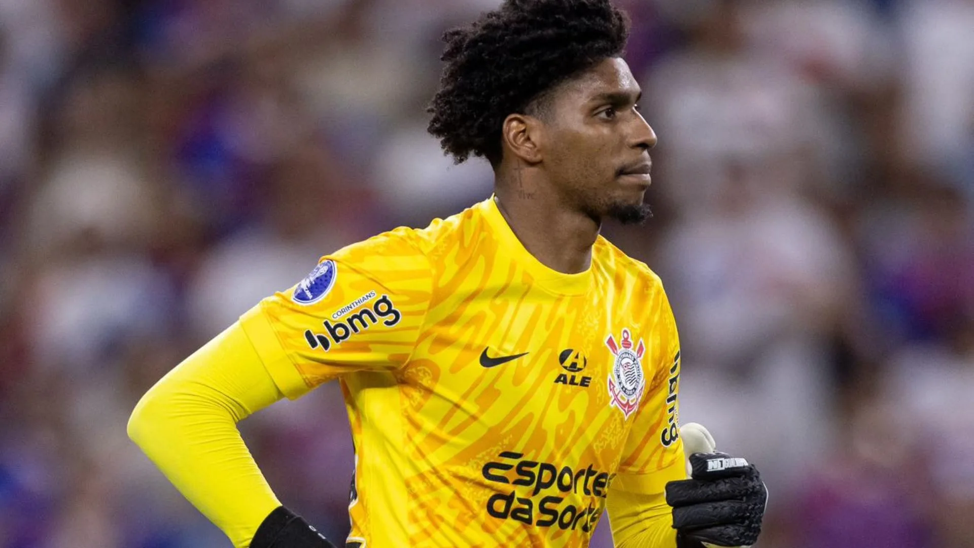 Venda de Hugo Souza à Europa pode injetar caixa no Flamengo; clube nega interesse em Santiago Sosa