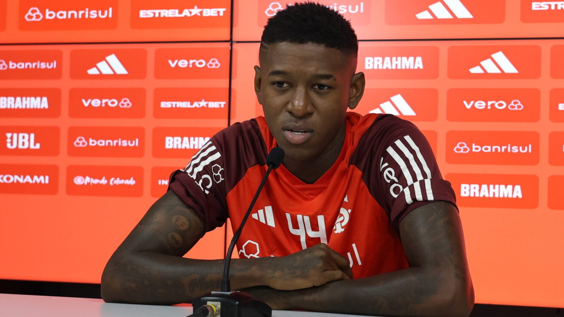 Vitão no Flamengo: concorrência nacional e europeia ameaça negociação