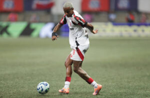 Flamengo recusa proposta do Bragantino e mantém Wallace Yan no elenco
