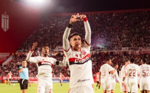 Flamengo empata com Estudiantes e mantém liderança do grupo