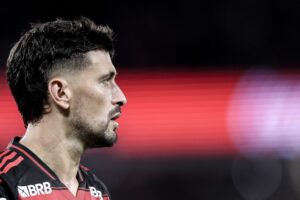Varela leva brincadeira de Léo Ortiz e Samuel Lino após cruzamento perfeito para Arrascaeta
