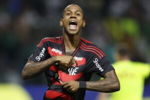 Wallace Yan acerta bola na cabeça de torcedora e surpreende com gesto após jogo