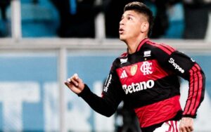 Carrascal é hostilizado por torcedores no Maracanã antes de Flamengo x Cusco