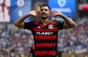 Danilo explica a fórmula brasileira que transforma meio-campistas em laterais históricos