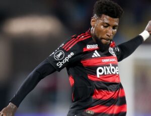 Emerson Royal critica árbitro após tesoura de Farías: ‘Precisa quebrar a perna?’