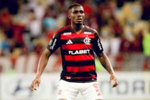 Evertton Araújo consolida titularidade no Flamengo após Grêmio ter oferta recusada