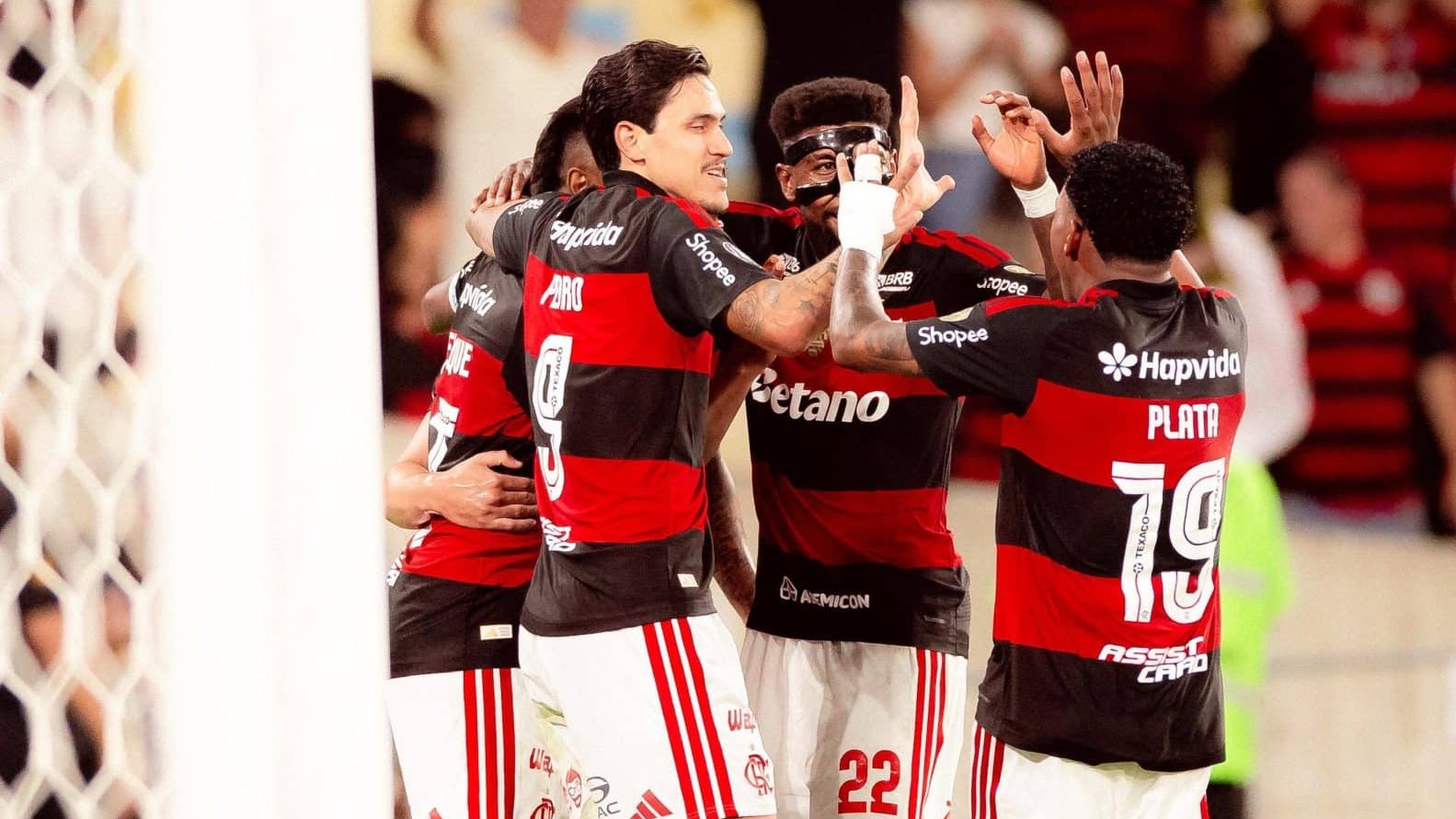 Flamengo garante oitavas como líder com 16 pontos
