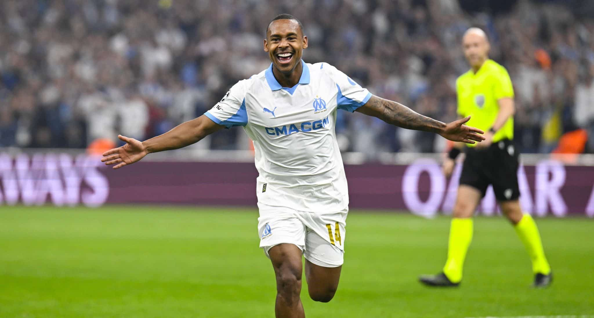 Flamengo oferece Wallace Yan para reduzir preço de Igor Paixão