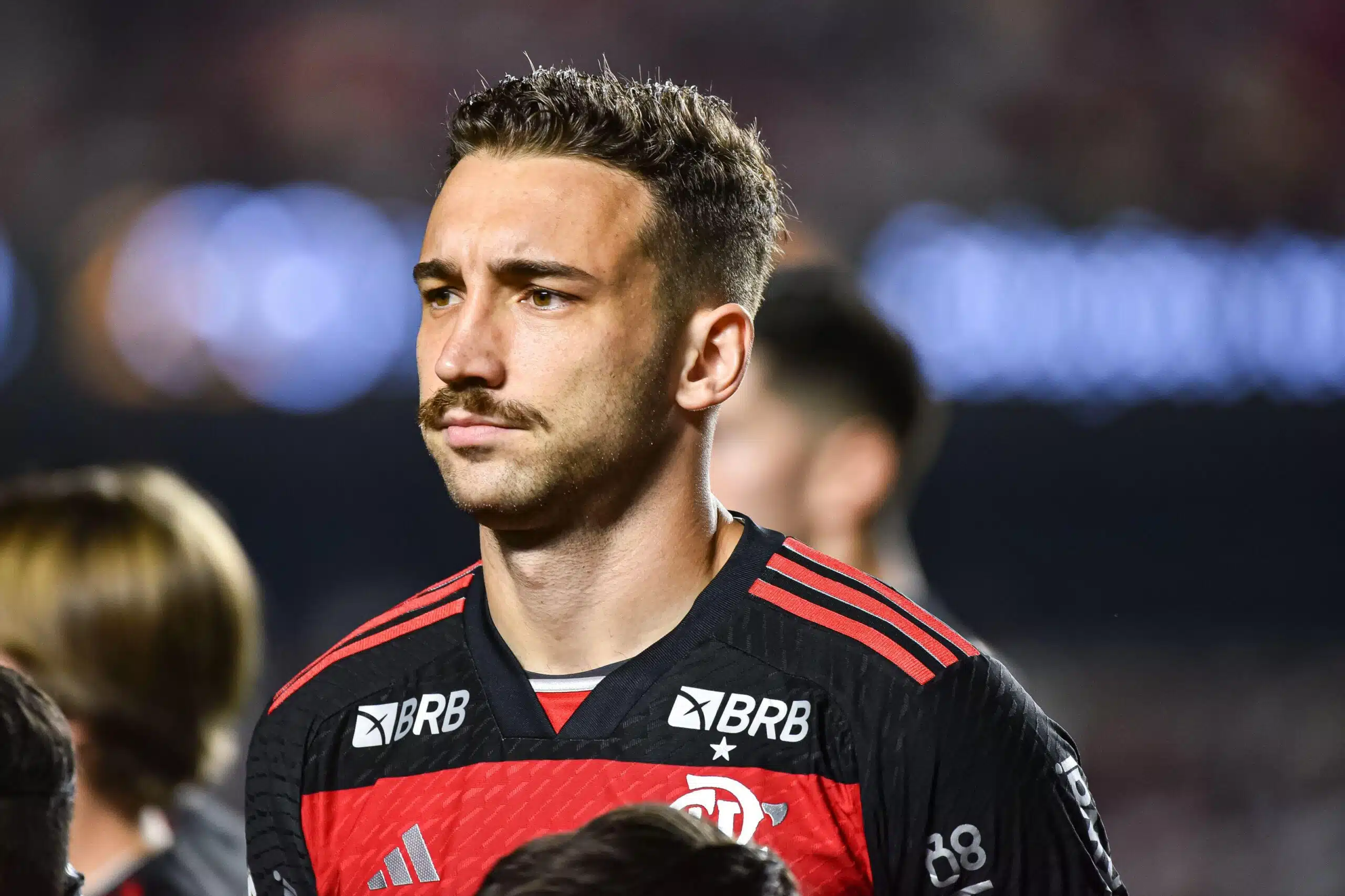 Léo Ortiz abandona jogo com dor na coxa aos 15 minutos