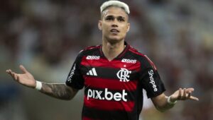 Luiz Araújo republica meme com jogadores fardados após cancelamento em Medellín