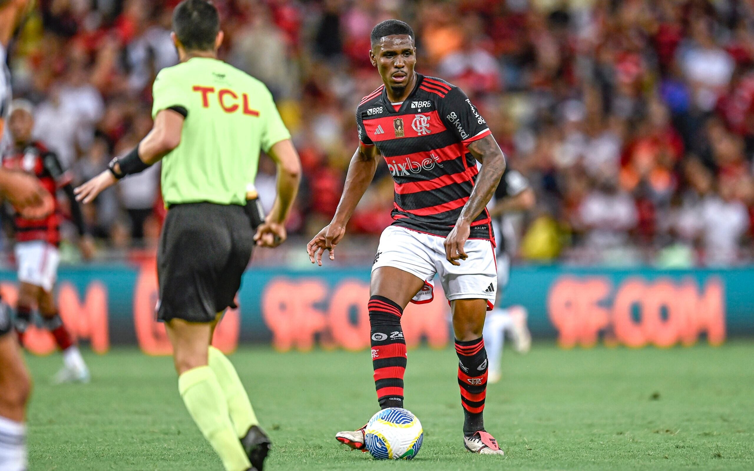Milan acompanha Evertton Araújo em jogo no Maracanã