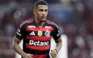 Flamengo vence Coritiba 3 a 0 e encosta no Palmeiras na 18ª rodada