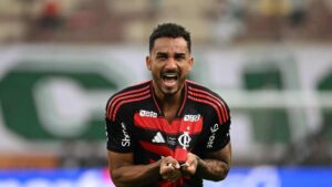 Danilo recusa entrevistas no desembarque e terá férias antes de retornar ao Flamengo