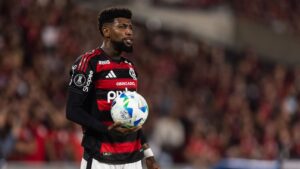 Royal confirma proposta do Aston, mas prioriza o mengão