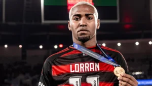 Gabigol aprova estreia de Lorran com a camisa 99 após golaço