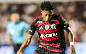 Gonzalo Plata deixa jogo contra Chapecoense com dor no joelho direito