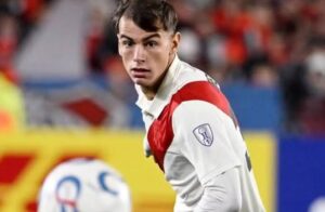 Joaquín Freitas desembarca no Rio e se apresenta ao Flamengo