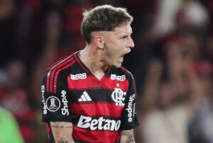 Varela cobra atitude do Flamengo após deixar jogo escapar contra o Cruzeiro